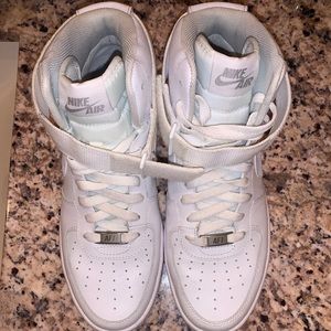 Women’s Nike Air Force 1’s Ultra Force Mid Ess